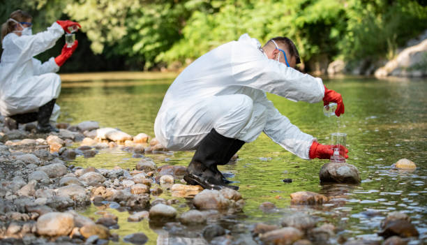 Equipo especializado en la investigacion de los componentes del agua